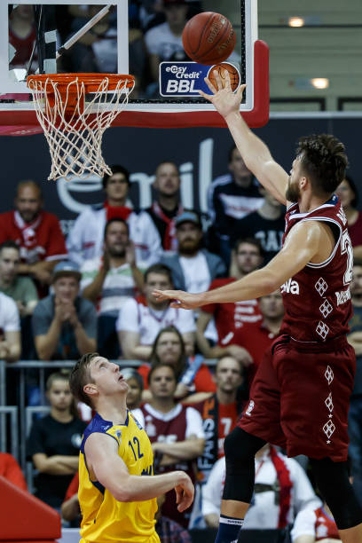 的犯规和冲 的犯规和冲